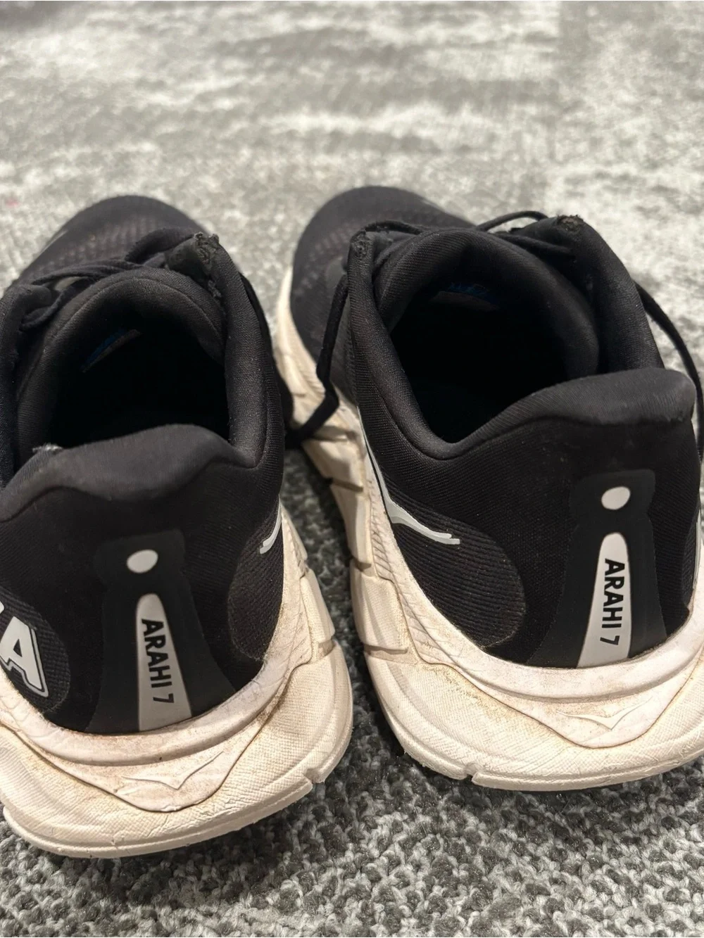Hoka One One Arahi 7 Black White Athletic Running Shoes Womens U.S. 8.5D